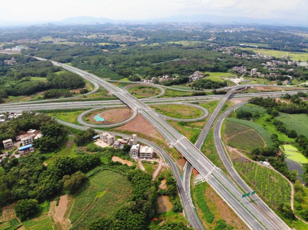 《交通建设报》专版报道玉湛高速(广西段)建成通车