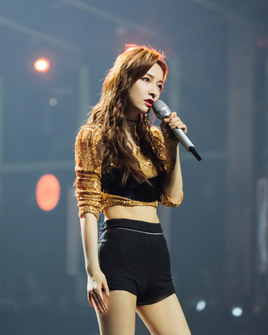 吴昕|一样都是158CM，吴昕穿礼裙同框鞠婧祎，网友：看似母女差别