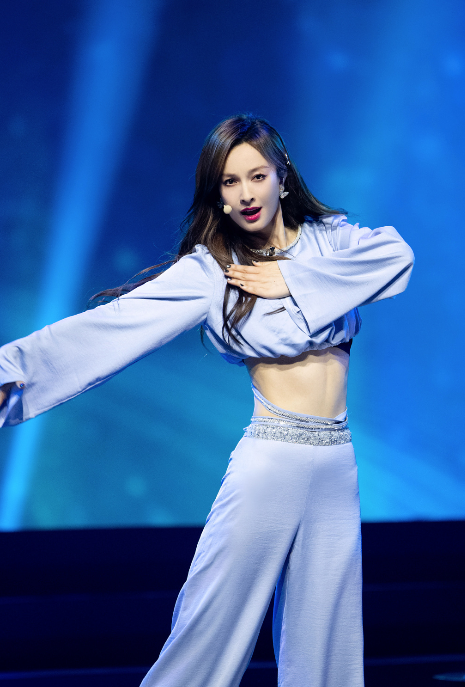 吴昕|一样都是158CM，吴昕穿礼裙同框鞠婧祎，网友：看似母女差别