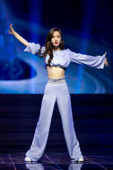 吴昕|一样都是158CM，吴昕穿礼裙同框鞠婧祎，网友：看似母女差别