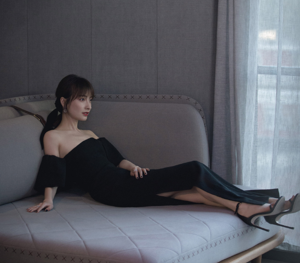 吴昕|一样都是158CM，吴昕穿礼裙同框鞠婧祎，网友：看似母女差别