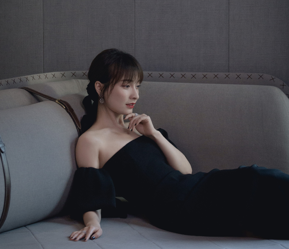 吴昕|一样都是158CM，吴昕穿礼裙同框鞠婧祎，网友：看似母女差别