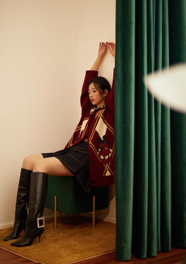 剪短发的周雨彤太可了穿酒红外套配短裙又飒又撩连女生都心动