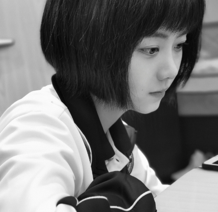 李佳琦|李佳琦张含韵直播，没有开磨皮特效，张含韵生图哪像是“姐姐”？