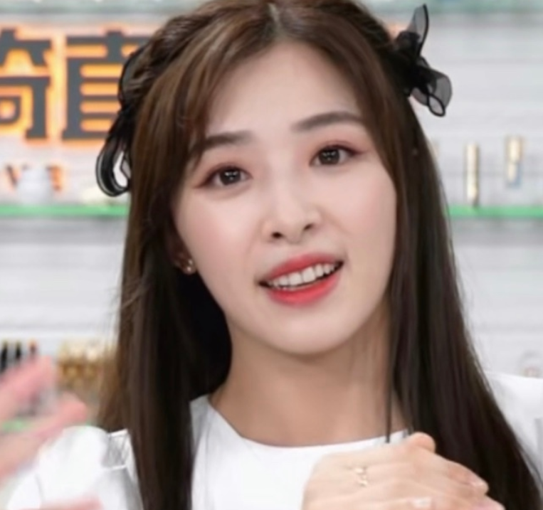 李佳琦|李佳琦张含韵直播，没有开磨皮特效，张含韵生图哪像是“姐姐”？