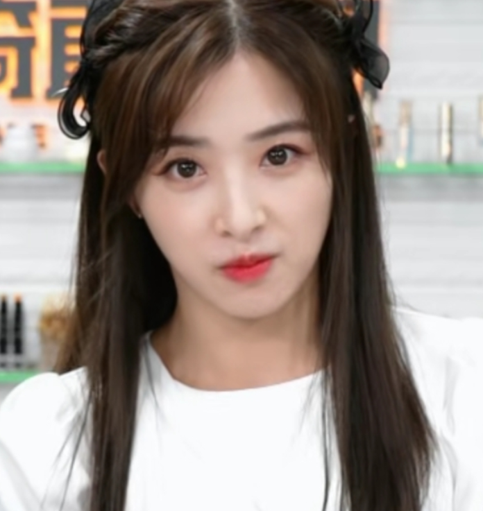 李佳琦|李佳琦张含韵直播，没有开磨皮特效，张含韵生图哪像是“姐姐”？