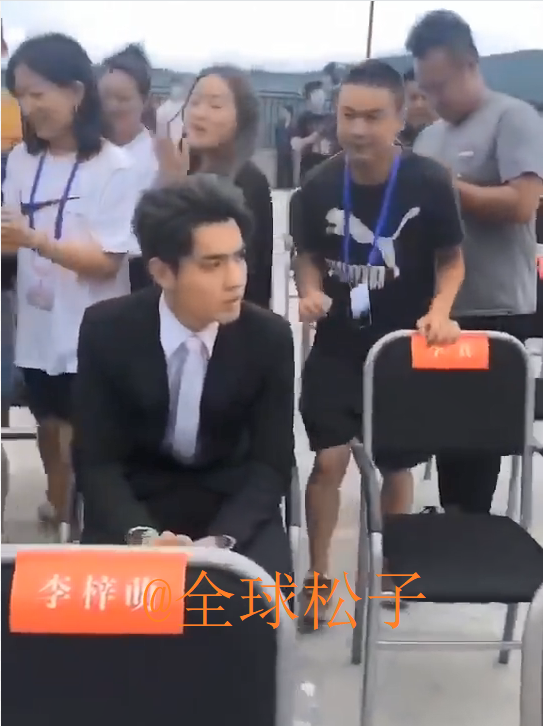 吴亦凡|吴亦凡遭网友怒批做公益像在应付，工作人员求合影他却满脸嫌弃