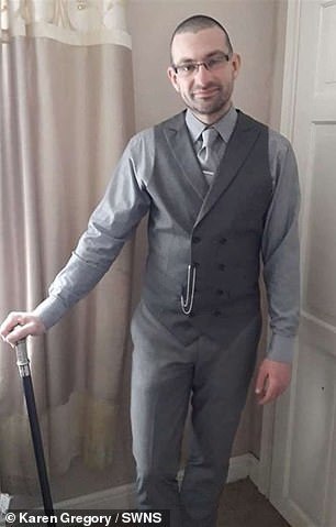 英国_社会|英国38岁男子为挽留50岁女友假扮癌症病人，演技一流骗倒众人