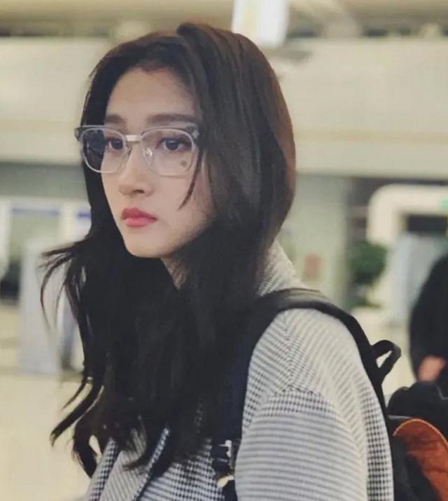 当女星戴上眼镜,杨颖御姐,热巴文艺,杨幂却堪称大佬