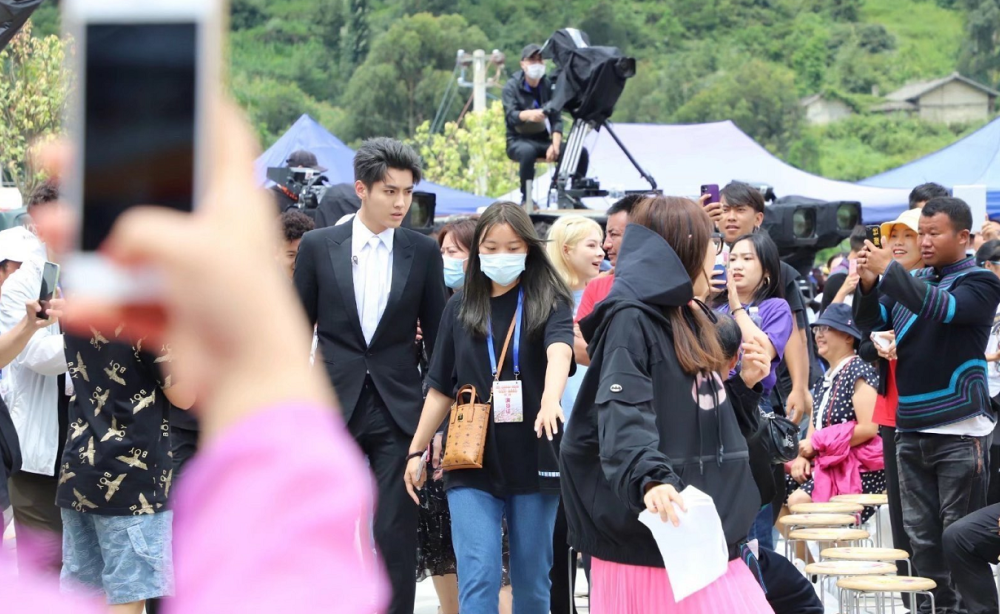 吴亦凡|巨星？吴亦凡做公益，保镖狠推安保人员，像极了鞠婧祎电梯风波