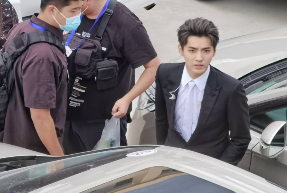 吴亦凡|吴亦凡保镖推人后续：安保公司向吴亦凡及被推的工作人员道歉