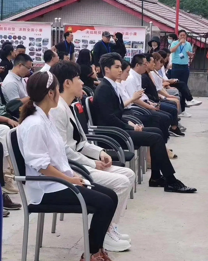 吴亦凡|巨星？吴亦凡做公益，保镖狠推安保人员，像极了鞠婧祎电梯风波