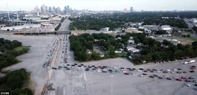 美国_社会|成千上万美国市民开车领救济粮，浩浩荡荡排队近2公里，场面壮观