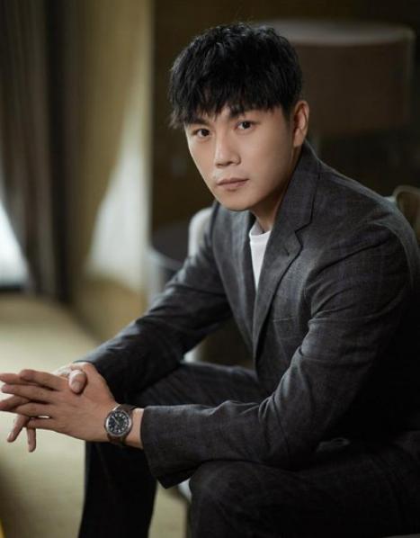 秦昊|他性格倔强，曾两年拒演十几部戏，娶大9岁女星，如今生活美满！