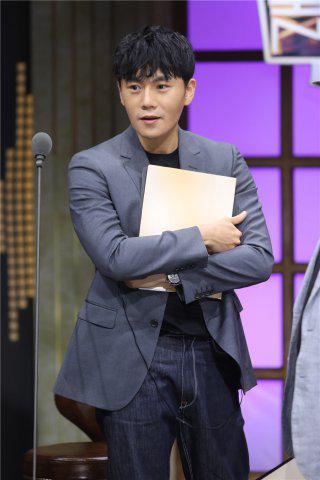 秦昊|他性格倔强，曾两年拒演十几部戏，娶大9岁女星，如今生活美满！