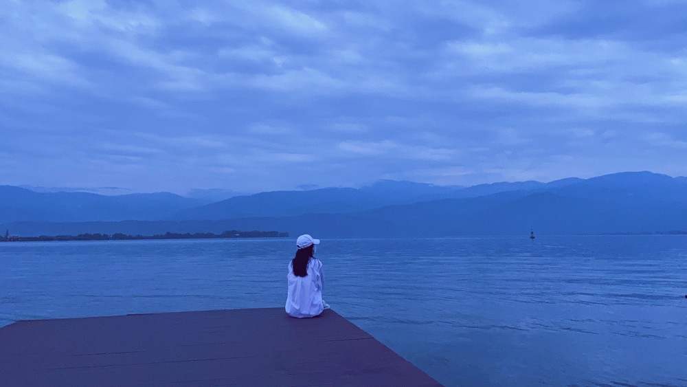 秦岚晒海边游客照随性惬意诠释文艺浪漫