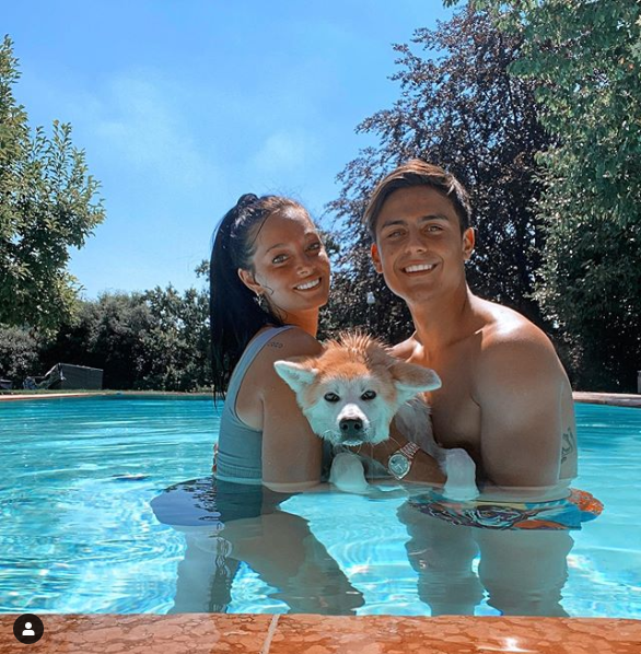 太爱了迪巴拉晒出泳池度假照女友从身后依偎他