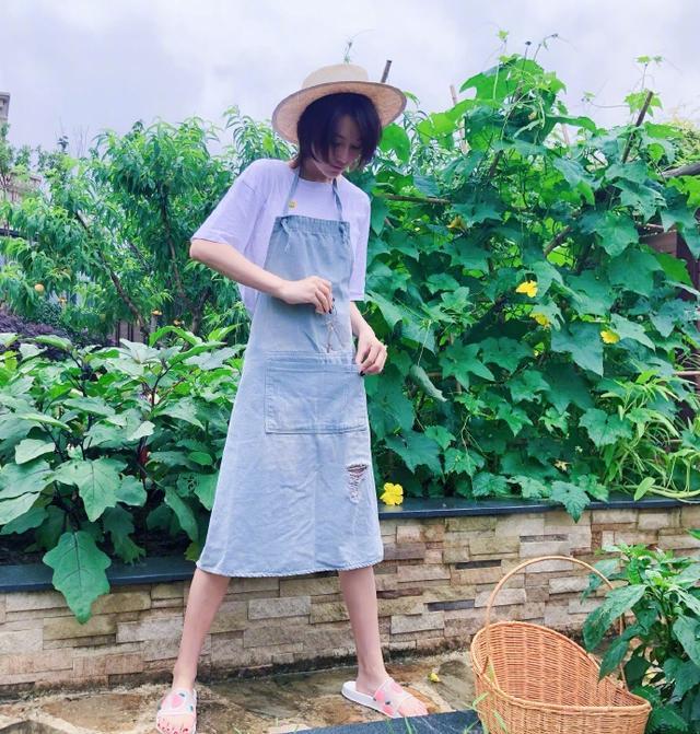 张馨予|张馨予晒扎小辫子美照，穿何捷短裤高调放闪，扇子别腰间又酷又可爱