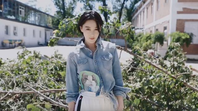 张馨予|张馨予晒扎小辫子美照，穿何捷短裤高调放闪，扇子别腰间又酷又可爱