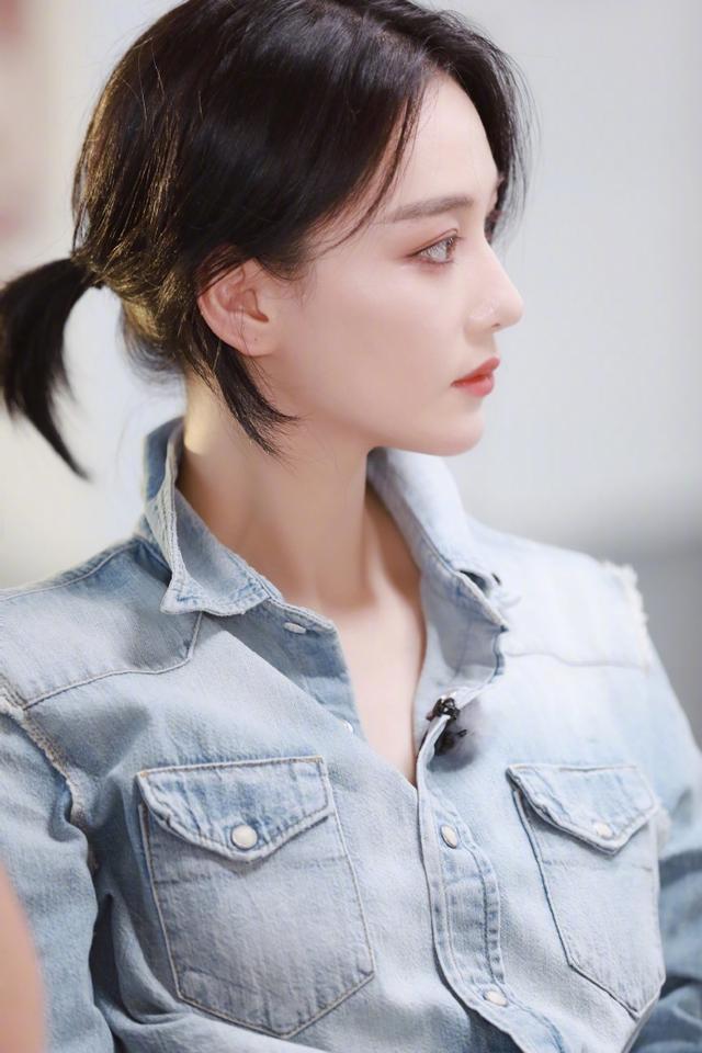 张馨予|张馨予晒扎小辫子美照，穿何捷短裤高调放闪，扇子别腰间又酷又可爱