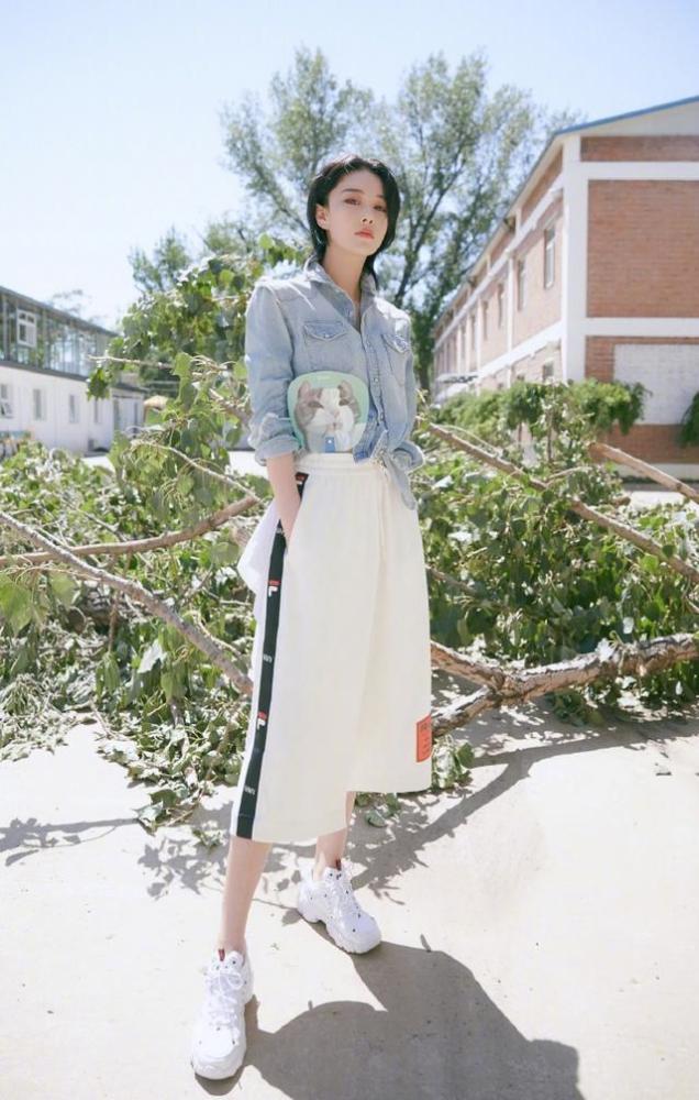 张馨予|张馨予晒扎小辫子美照，穿何捷短裤高调放闪，扇子别腰间又酷又可爱