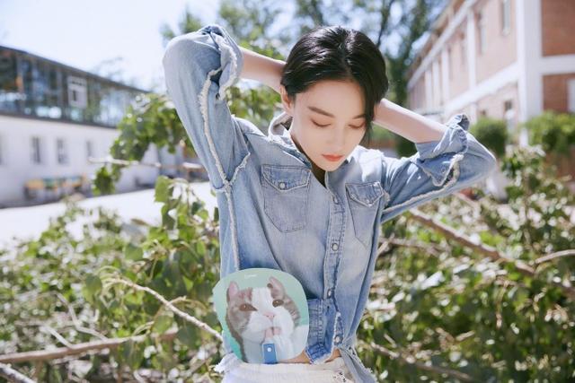 张馨予|张馨予晒扎小辫子美照，穿何捷短裤高调放闪，扇子别腰间又酷又可爱