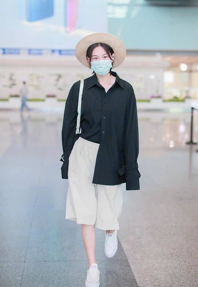 张馨予|张馨予晒扎小辫子美照，穿何捷短裤高调放闪，扇子别腰间又酷又可爱