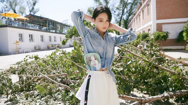 张馨予|张馨予晒扎小辫子美照，穿何捷短裤高调放闪，扇子别腰间又酷又可爱