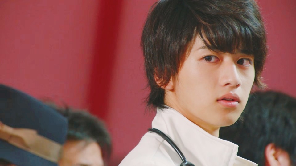 饭岛宽骑在假面骑士exaid出演了宝生永梦这个角色从而走进了不少特摄