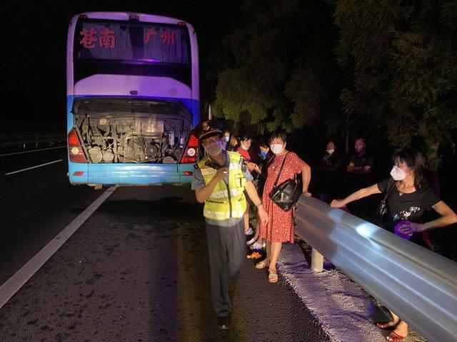 客車突發故障,交警緊急疏導滯留高速路乘客