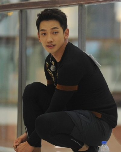 rain晒出最新照片脸颊凹陷让人不敢认还是你心中的男神吗