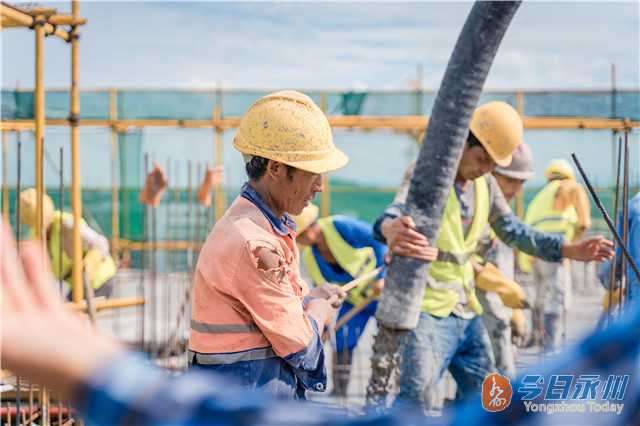 烈日下的煎守者建筑工人用汗水筑起城市新高度