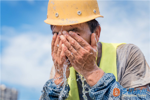 烈日下的"煎"守者建筑工人:用汗水筑起城市"新高度"