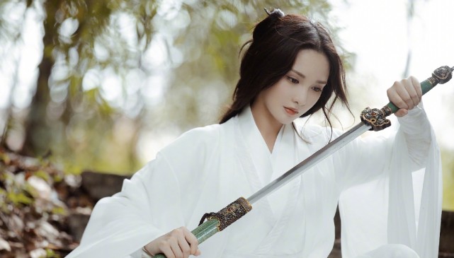 30岁彭小苒再放大招古风侠女造型惊艳众人穿出不拘一格的美
