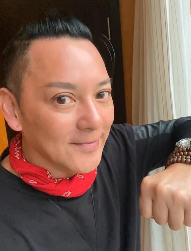 不过,当天莫少聪的面部明显浮肿,眼睛里还有红血丝,唇色也略微发白