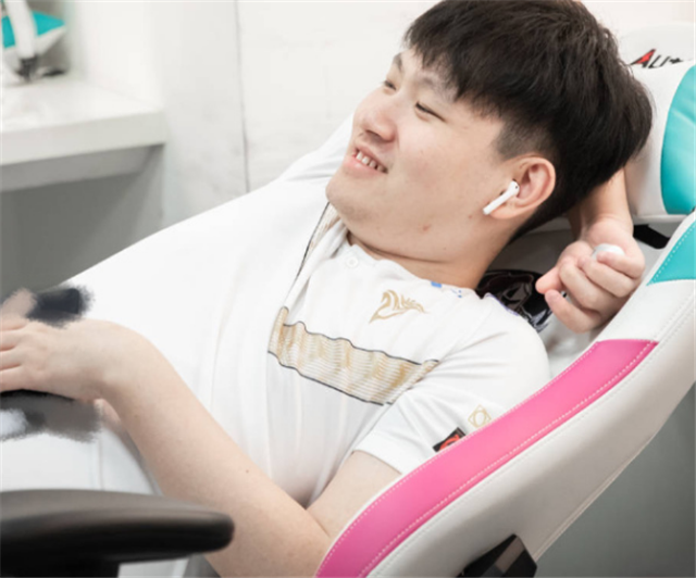 小东北为什么不愿离开v5被顶尖战队放弃的时候v5却选择了他