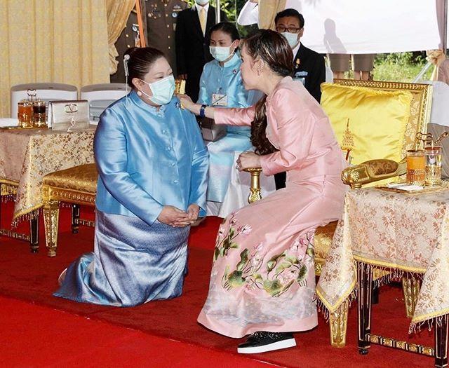 泰国公主穿蓝裙跪着勒出肚腩!有180斤?母亲最像诗丽吉却遭挤兑