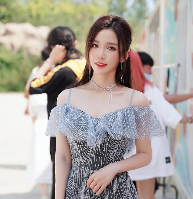 解说小鹿在本届王者荣耀世界冠军杯小组赛担任解说,让kpl观众眼前一亮