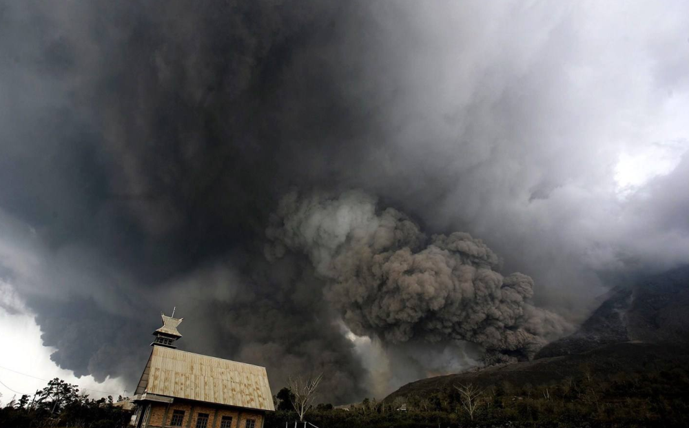 锡纳朋火山|8月活跃了？印尼火山又喷出2000米高火山灰烬！7天内至少喷发8次