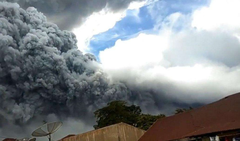 锡纳朋火山|8月活跃了？印尼火山又喷出2000米高火山灰烬！7天内至少喷发8次