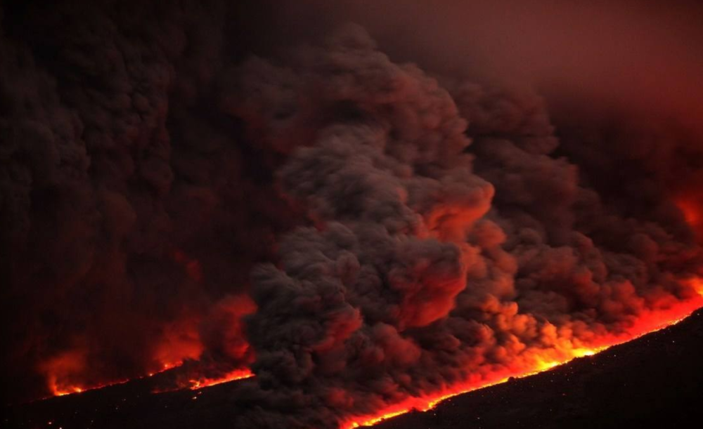 锡纳朋火山|8月活跃了？印尼火山又喷出2000米高火山灰烬！7天内至少喷发8次