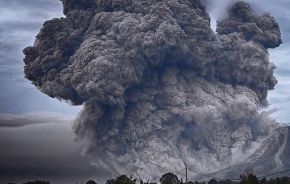 锡纳朋火山|8月活跃了？印尼火山又喷出2000米高火山灰烬！7天内至少喷发8次