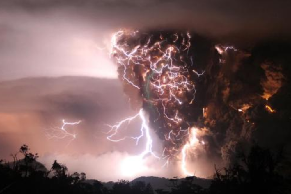 锡纳朋火山|8月活跃了？印尼火山又喷出2000米高火山灰烬！7天内至少喷发8次