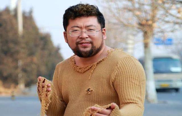 憨厚可爱,但是一直留胡子也会被误解为是四五十岁的大叔,其实修睿是