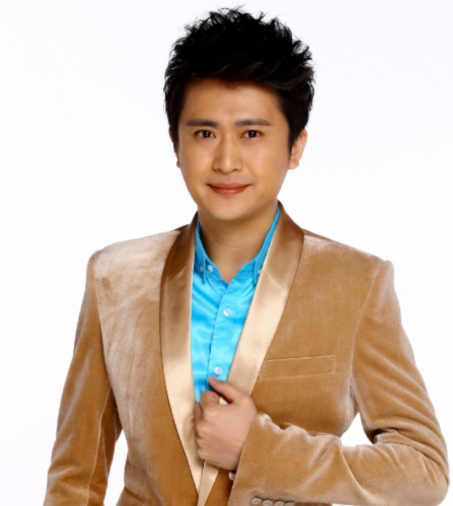 央视主持人杨帆惹争议喝饮料不给钱自称中国境内没醉过