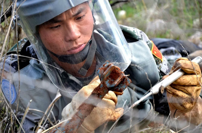 在这里埋葬的,是两只英雄的中国军犬