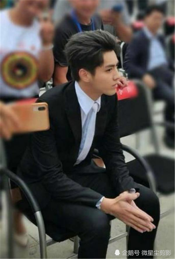 吴亦凡|又是明星排场！吴亦凡保镖一把推开抗洪战士！