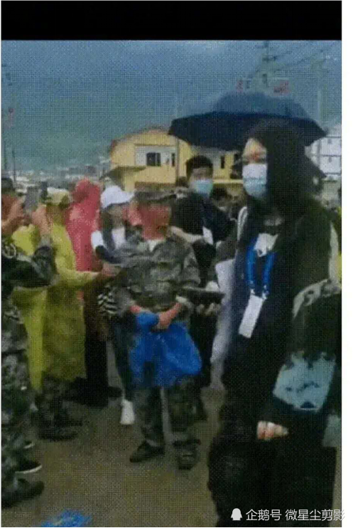 吴亦凡|又是明星排场！吴亦凡保镖一把推开抗洪战士！