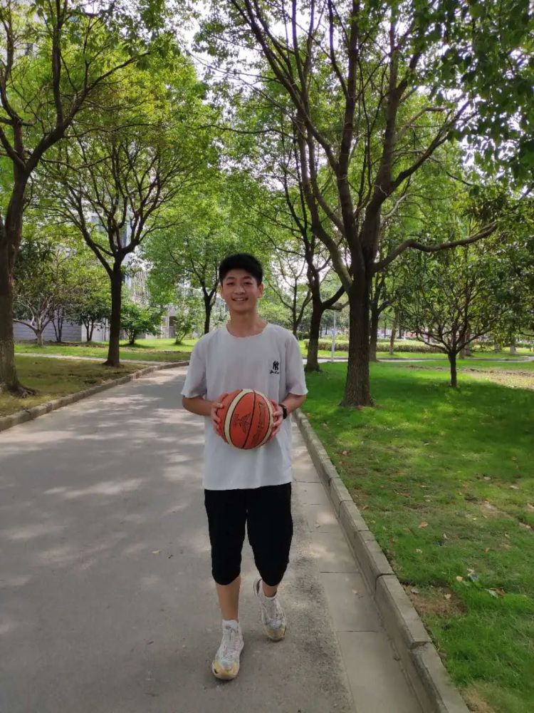 继 昆山市第一中学 的 翟伟骏 被录取为空军飞行学员 近日,又一则喜