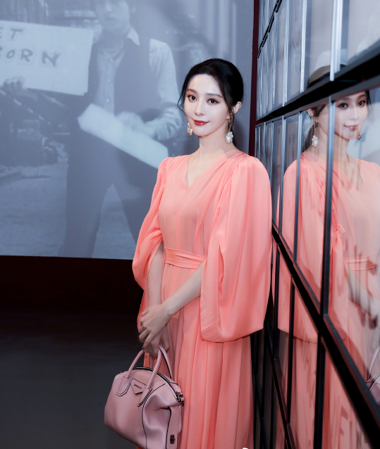 范冰冰|范冰冰被杂志“坑了”？按要求卸去眼妆后，女神成40岁“黄脸婆”